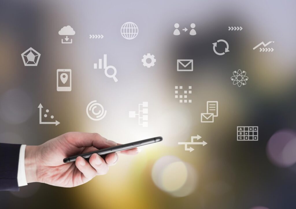 スマホを左手で操作しているイメージ画像