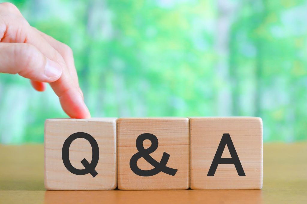Q&Aと書かれた木製ブロックの画像