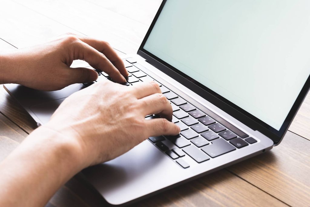 パソコンを打つ男性の手