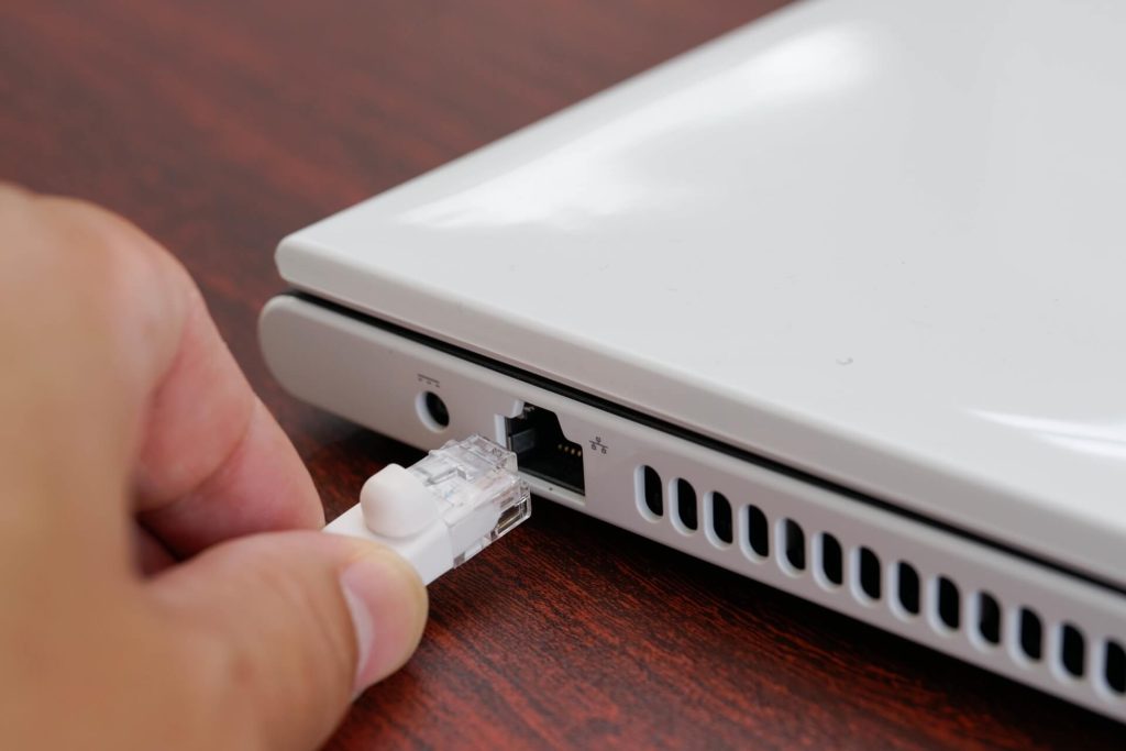 LANケーブルパソコンに差し込みイメージ画像